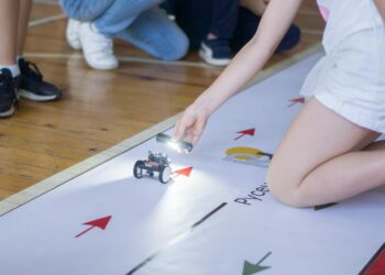 Русе Медиа - За да знаеш повече Щафета и танци с роботи във второто издание на общинското състезание по роботика