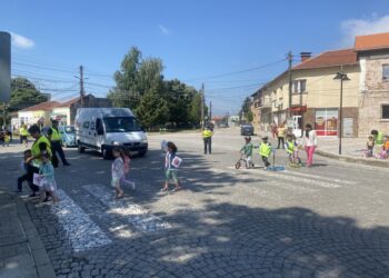Полицаи и деца от Две могили с акция за безопасно движение по пътищата /ГАЛЕРИЯ/