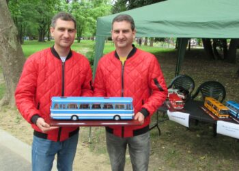 Близнаци от Русе изработват макети на легендарните автобуси „Чавдар“ /ВИДЕО/