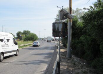 Боядисват стълбовете по бул. България, сложиха система за скорост /ВИДЕО/