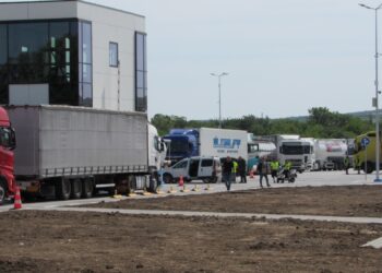 Буферният паркинг в Русе е пълен, изви се опашка от излизащи камиони /ВИДЕО/