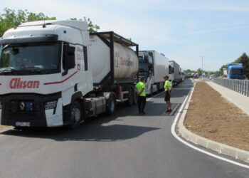Буферният паркинг в Русе е пълен, изви се опашка от излизащи камиони /ВИДЕО/
