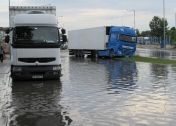 Бул.“Тутракан“ потъна под вода, шофьори вадиха закъсал тир /ВИДЕО/