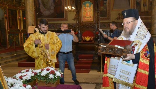 Митрополит Наум посрещна мощите на Света Марина в Русе