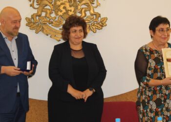 Министърът на образованието отличи дългогодишен експерт от РУО-Русе