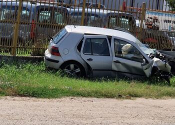 Водач се заби в ограда на автокъща на пътя Русе-Разград