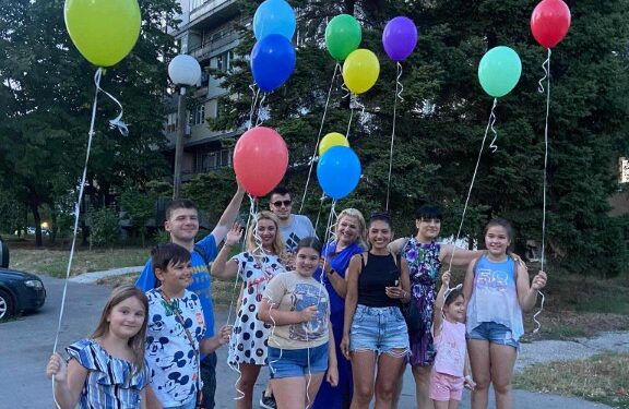 Изпратиха с балони 16-годишния Сашко от Русе за жизненоважната операция