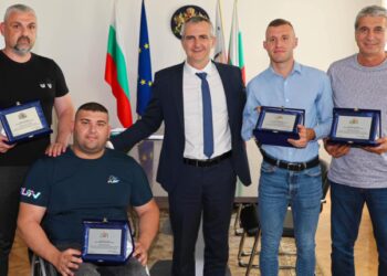 Ружди Ружди и Християн Стоянов и треньорите им с отличия от спортния министър
