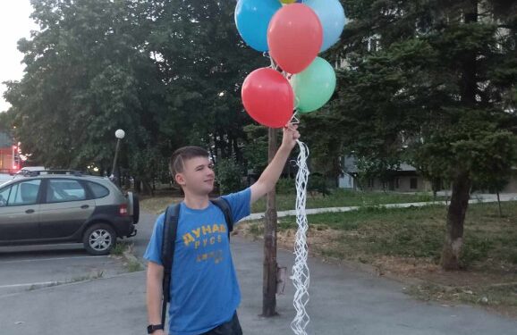 Изпратиха с балони 16-годишния Сашко от Русе за жизненоважната операция