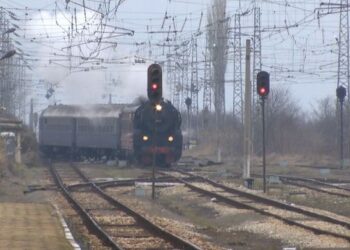 Влаковете се движат със закъснения заради жегите, скоростта им се ограничава