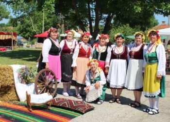 „Сандрово пее и танцува“ събра изпълнители и гости от цяла България