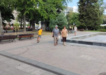 Забавлението с балони в центъра на Русе завършва с мизерия и полиция /ВИДЕО/