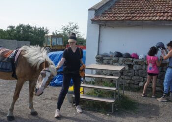 Деца с аутизъм от Русе яздиха коне сред природата като терапия