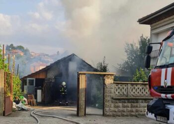 Пожар в лятна кухня пламна тази вечер в село Николово
