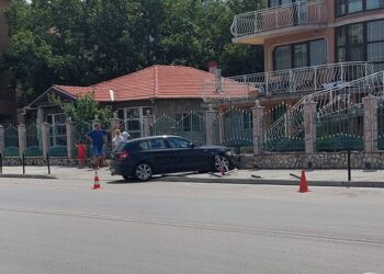 Млад водач се заби с БМВ в ограда на къща в Русе