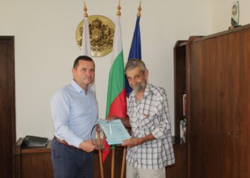 Дългогодишният съдия по водомоторен спорт Христо Басарболиев бе награден от кмета Пенчо Милков