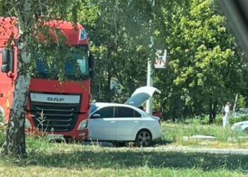 Трима румънци пострадаха при удар на кола в тир