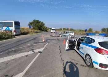 Автомобил и автобус се сблъскаха на пътя Русе-Кубрат