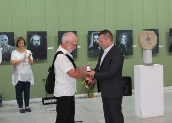 Пенчо Милков връчи златна значка на скулптора Зюхтю Калит за 70-годишния му юбилей