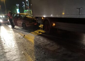 Кола влезе под камион на бул.“Христо Ботев“, общината почва ремонт /ВИДЕО/