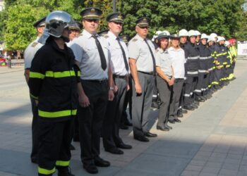 Пожарникарите в Русе празнуват с церемония, демонстрации и парад /ВИДЕО/