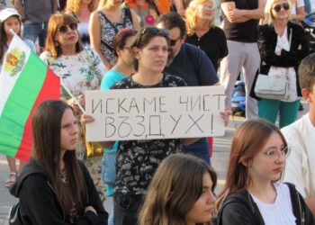 Протест за чист въздух събра стотици русенци на площада /ВИДЕО/