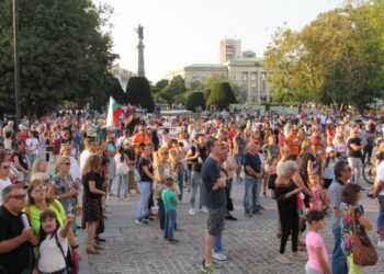 Протест за чист въздух събра стотици русенци на площада /ВИДЕО/
