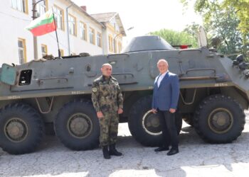 Армейската автошкола празнува в Русе, показва техника и оръжия
