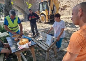 Беленчанка почерпи с баница и пита строителите, работещи по моста на Колю Фичето