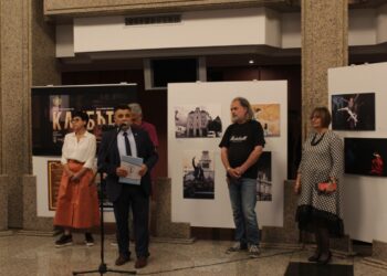 Петър Стаменков представи фотоизложбата „Градът“ в Доходното здание