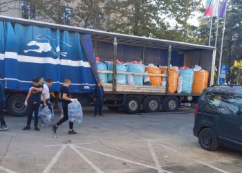Русенци напълниха цял тир в кампанията „Капачки за бъдеще“ за нова детска линейка