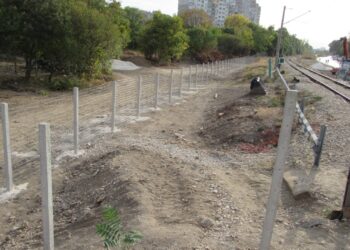 Висока двуметрова ограда се поставя покрай жп линията в Русе /ВИДЕО/