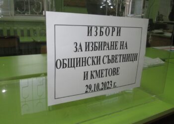 Най-нетърпеливите в Русе чакаха преди 7 часа пред секциите за гласуване /ВИДЕО/