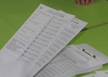 Най-нетърпеливите в Русе чакаха преди 7 часа пред секциите за гласуване /ВИДЕО/