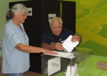 Най-нетърпеливите в Русе чакаха преди 7 часа пред секциите за гласуване /ВИДЕО/