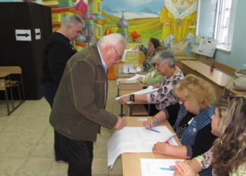 Най-нетърпеливите в Русе чакаха преди 7 часа пред секциите за гласуване /ВИДЕО/