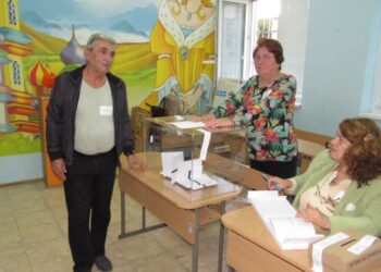 Най-нетърпеливите в Русе чакаха преди 7 часа пред секциите за гласуване /ВИДЕО/