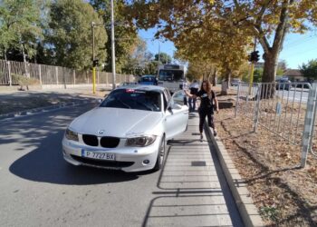 Ученици пострадаха леко заради тролей, ударил спряла кола на „зебра“ /ВИДЕО/