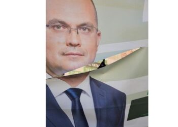 Кому пречи „Възраждане“? Пак посегнаха на пункта на партията пред Часовника в Русе