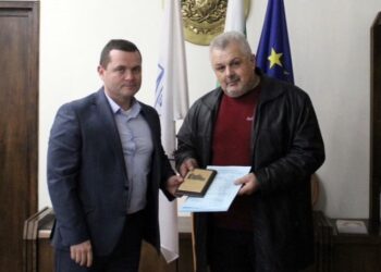 Кметът на Русе връчи плакет на художника Николай Колев за 60-годишнината му