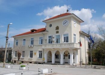 Съставиха акт на 18-годишен с БМВ за дрифт пред кметството в Тетово
