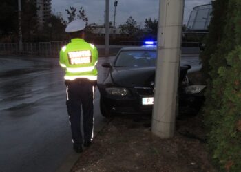 БМВ се заби в стълб на кръговото в Русе, издирват шофьора /ВИДЕО/