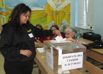 Изборният ден в Русе започна, хората предпочитат да гласуват с машини /ВИДЕО/