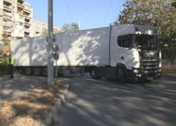 Полицията в Русе блокира бул.“Липник“ заради заблуден тир /ВИДЕО/