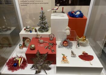 Витрина със старинна коледна украса посреща гостите на Историческия музей в Русе.