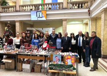 Студенти и родители на деца с увреждания подредиха благотворителен базар в университета