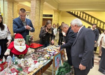 Студенти и родители на деца с увреждания подредиха благотворителен базар в университета