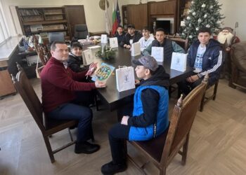 В Международен ден на мигранта деца от Кризисния център изработиха коледни картички
