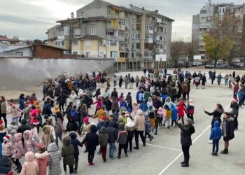 Дядо Коледа се включи във фолклорното междучасие в СУ „Йордан Йовков“
