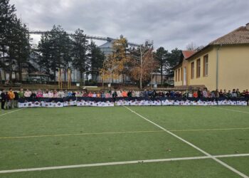 Деца от Бяла поздравиха съгражданите си с 20-метрова коледна картина